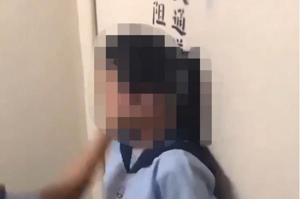 4 nữ sinh Hong Kong bị bắt vì yêu cầu bạn quỳ gối