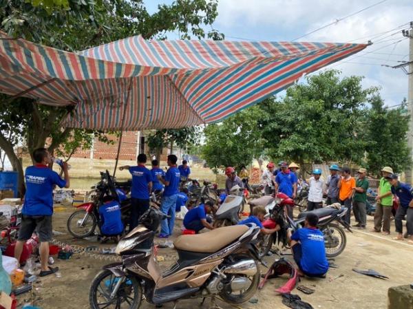 Hàng chục tình nguyện viên về vùng lũ, “hồi sinh” xe máy cho người dân