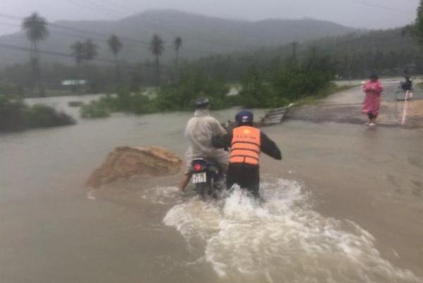 Khẩn trương di dời dân ra khỏi vùng ngập lụt