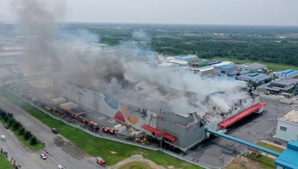 TP.HCM: hiện trường vụ công ty 12.000m2 bị thiêu rụi, khói bốc cao hàng chục mét