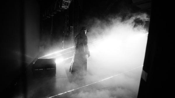 Xúc động trước những hình ảnh hậu trường của The Undertaker trong quá trình chuẩn bị cho sự kiện chia tay WWE