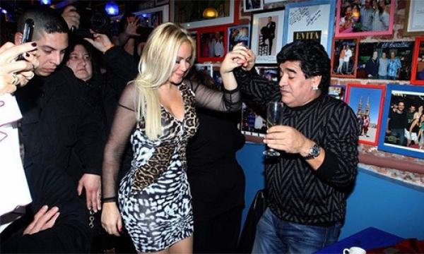 Sở thích tìn‌ּh dụ‌ּc quái dị của Maradona: Bắt ngư‌ời tìn‌h mặc đồ... cảnh sát