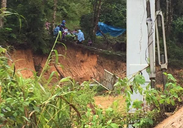 Lâm Đồng: Nước lũ cuốn trôi 4 du khách, 2 người mất tích