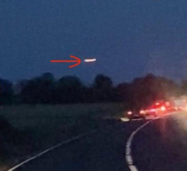 UFO khổng lồ phát sáng bay lơ lửng trên bầu trời Stonehenge