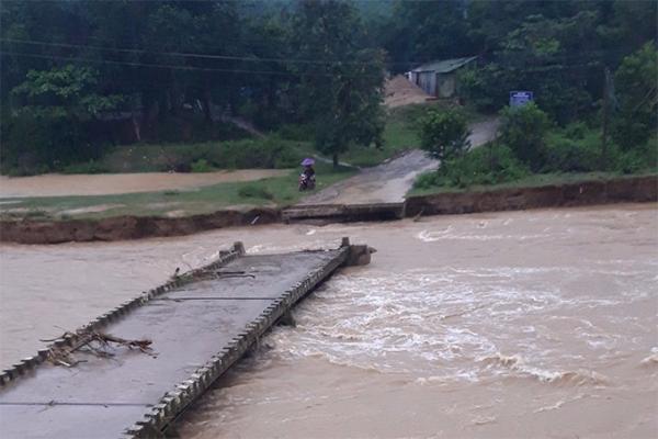 Khánh Vĩnh: Nước lũ cuốn trôi mố cầu tràn Sông Trang
