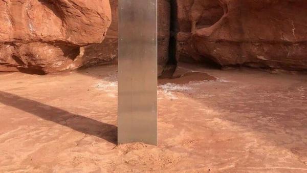 Bí ẩn về khối kim loại sa mạc được phơi bày nhờ người dùng Internet