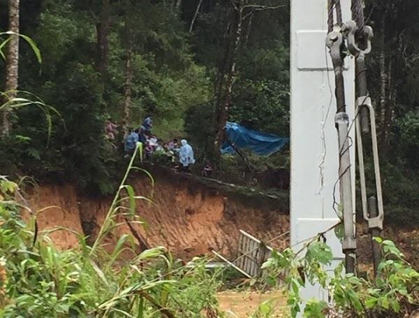 Lâm Đồng: Lũ ùa về bất ngờ, bốn du khách bị cuốn trôi cùng cầu treo, 2 người may mắn thoát nạn