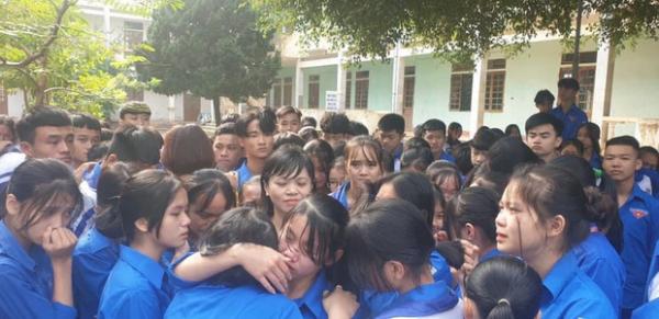 Cả ngàn thầy cô và học sinh ở Nghệ An ôm nhau bật khóc ngay giữa sân trường