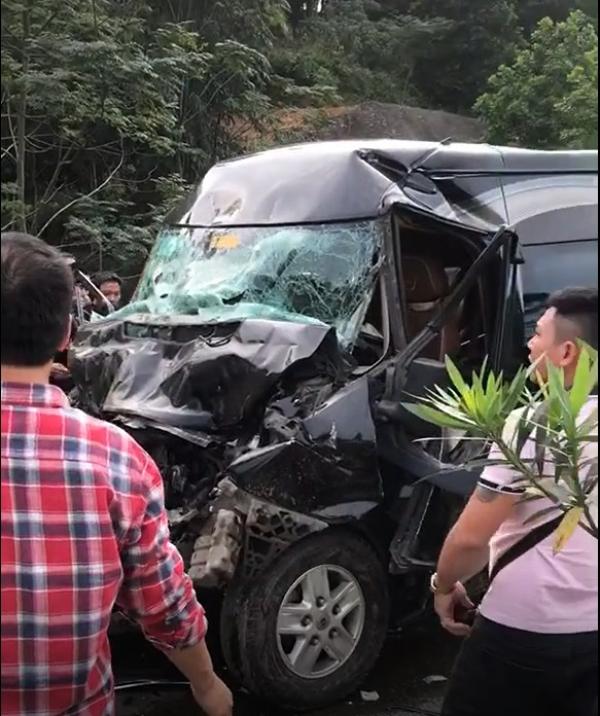 Cận cảnh hiện trường xe oto 16 chỗ đâm vào đuôi xe container trên cao tốc Nội Bài - Lào Cai