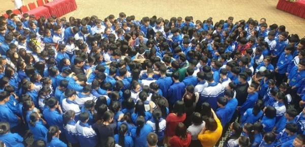 Hơn 1.000 học sinh, thầy cô ôm nhau khóc giữa sân trường