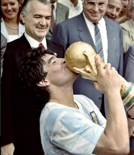 Diego Maradona: Huyền thoại lắm tài nhiều tật