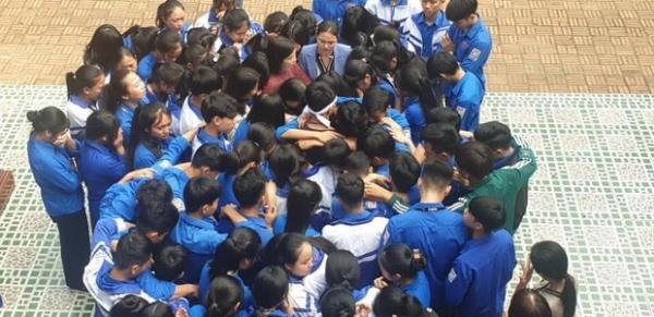 Học sinh và thầy cô ôm nhau khóc giữa sân trường, sự thật khiến nhiều người nghẹn ngào