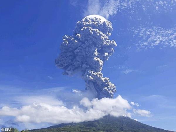 Núi lửa Indonesia tuôn trào, hàng ngàn người dân hoảng loạn tháo chạy