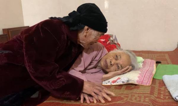 Xúc động cụ bà 99 tuổi sang thăm em gái 93 tuổi ốm nặng: ‘Em không ngủ, chị ở đây chơi với em tí nữa‘