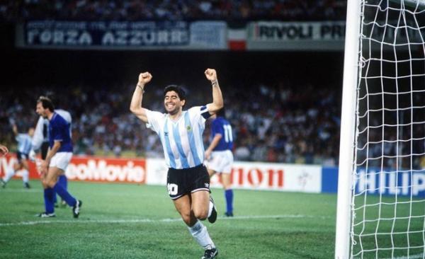 “Maradona đam mê bóng đá, Messi thì không”