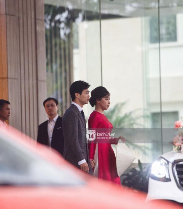 Trực tiếp đám cưới Công Phượng tại Nghệ An: Chú rể đã đến rước cô dâu, cặp đôi đan tay tình tứ lên xe “Mẹc” 7 tỷ