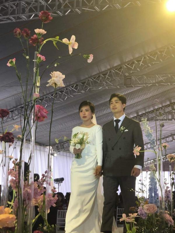 Công Phượng lịch lãm bên Viên Minh trong đám cưới ở quê nhà