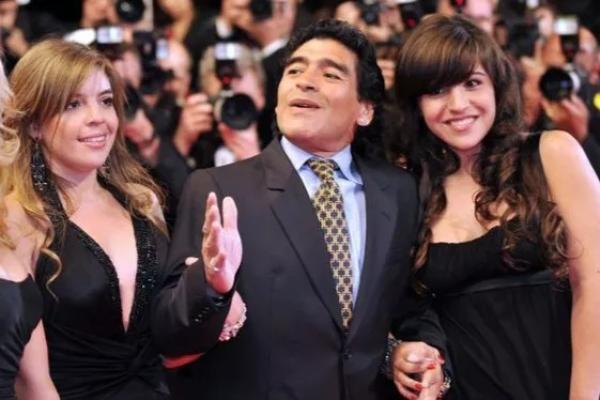 Con gái “cậu bé vàng” Maradona nộp đơn yêu cầu chia tài sản thừa kế sau cái chết của cha