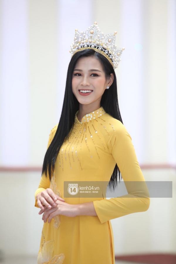 Hoa hậu Đỗ Thị Hà lần đầu về thăm Đại học Kinh tế Quốc dân: Nhan sắc đỉnh cao, bật khóc khi nhắc đến bức ảnh gây sốt