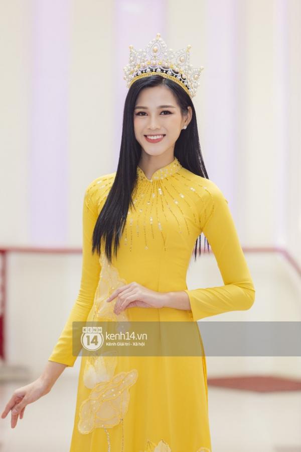 Hoa hậu Đỗ Thị Hà lần đầu về thăm Đại học Kinh tế Quốc dân