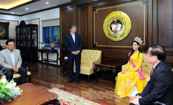Hoa hậu Đỗ Hà bị chê trách vì ngồi khi thầy giáo đứng báo cáo: ĐH Kinh tế Quốc dân nói gì?