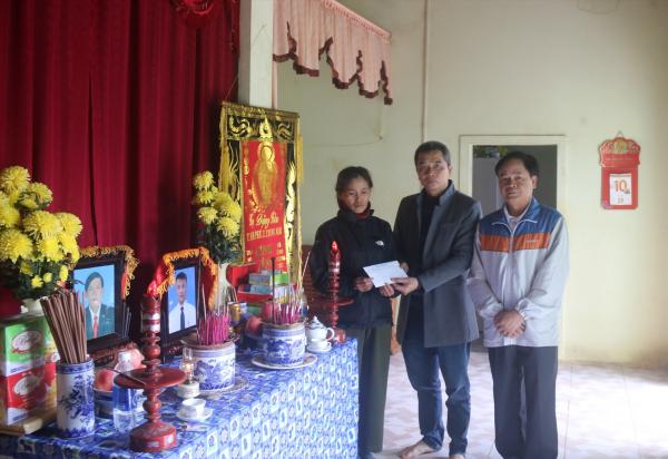 Trao tiền hỗ trợ cho gia đình 3 công nhân người Quảng Trị t‌ử von‌g tại Thủy điện Rào Trăng 3