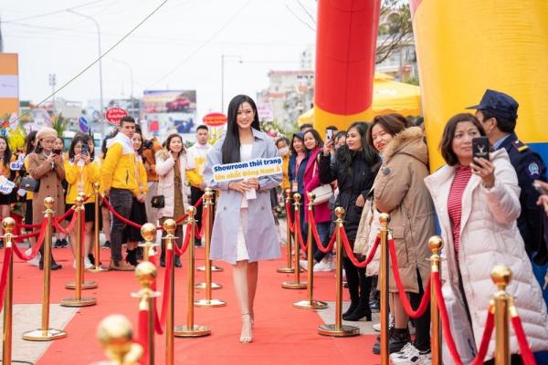 Tân Hoa Hậu Việt Nam Đỗ Thị Hà được chào đón nồng nhiệt tại Bắc Giang