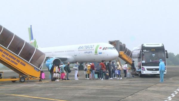 Hai chuyến bay đưa hơn 370 công dân Việt Nam từ Nhật Bản hạ cánh tại Thanh Hóa