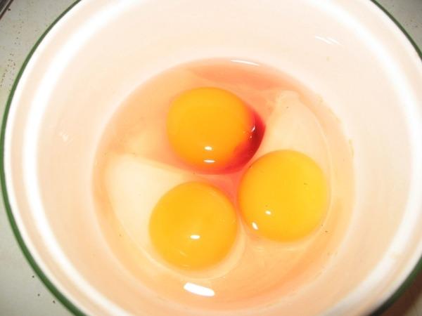 Đập trứng gà, trứng vịt xuất hiện tia máu nên ăn không?