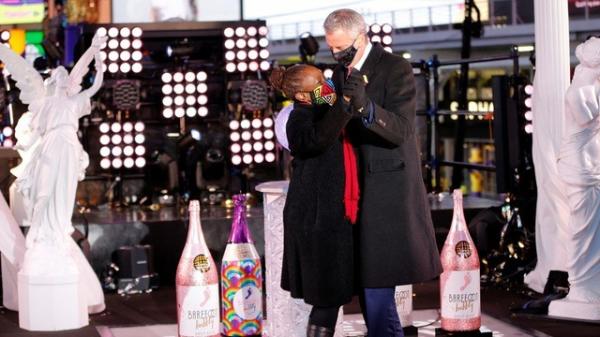 Thị trưởng New York hứng “bão” chỉ trích vì nhảy trên Quảng trường Thời đại