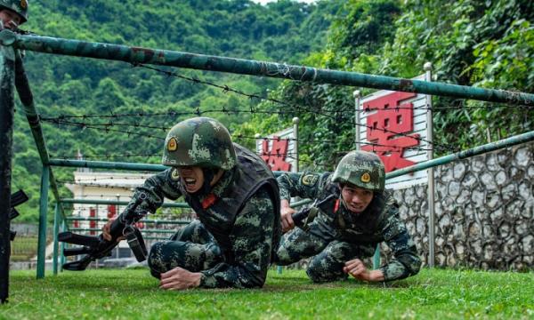 Hai người Trung Quốc bị cấm vận việc làm vì từ chối nghĩa vụ quân sự