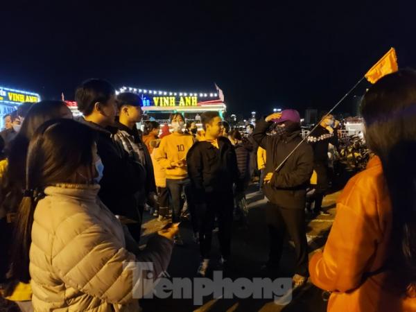 Hàng trăm du khách hào hứng trải nghiệm tour sông Hàn về đêm