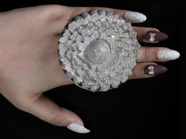 Chiếc nhẫn đính 12.638 viên kim cương đạt kỷ lục Guinness