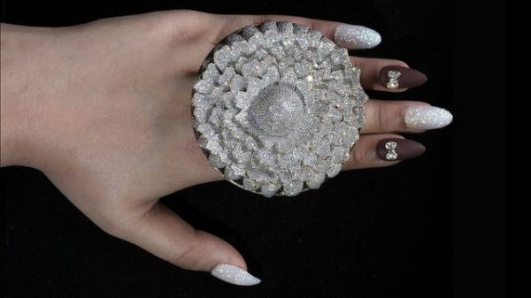 Chiêm ngưỡng chiếc nhẫn đính hàng nghìn viên kim cương đạt kỷ lục Guinness