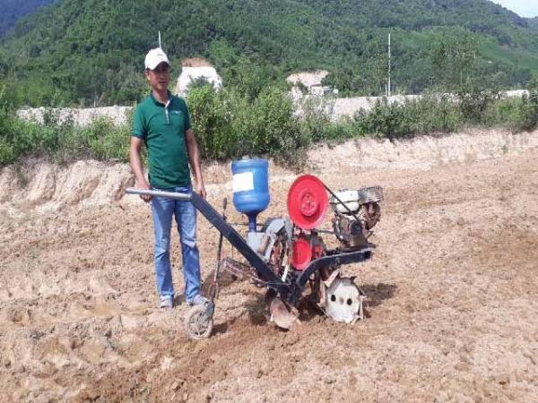 Nông dân 7X Đà Nẵng chế tạo thành công máy gieo hạt nhoay nhoáy