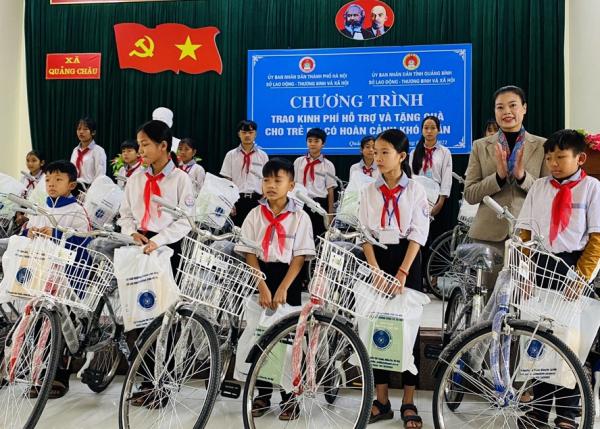 Nhiều phần quà ý nghĩa đến với trẻ em nghèo tỉnh Quảng Bình và Quảng Trị