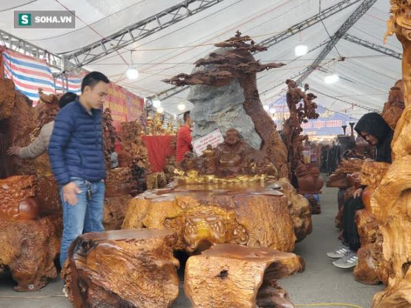 Ngắm bộ bàn ghế gỗ nu “Cửu lân quần tụ” nặng 4 tấn, dát vàng, giá 2,8 tỷ cho đại gia Việt