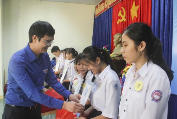 Bí thư Thường trực Trung ương Đoàn tặng quà Tết tại Phú Yên