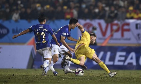 Nam Định bị tố “chơi bẩn” để phá lối chơi Hà Nội FC, bóng đá thế giới liệu có lên án?