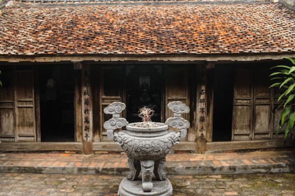 Nhà gỗ trăm tuổi chứa nhiều cổ vật quý ở Hà Nam