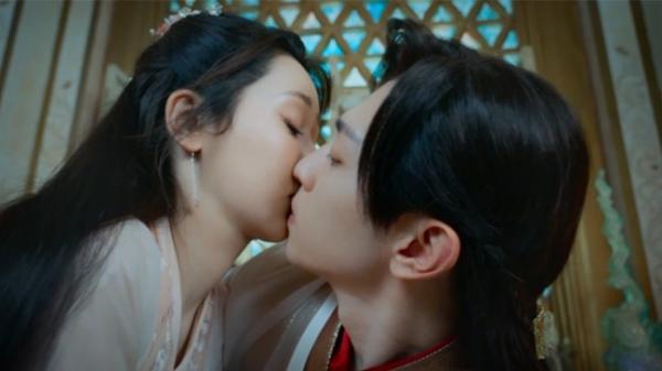 Những nụ hôn “nặng mùi” trên màn ảnh Hoa ngữ: Sao nữ ăn tỏi, sao nam hút thuốc, ăn đồ cay