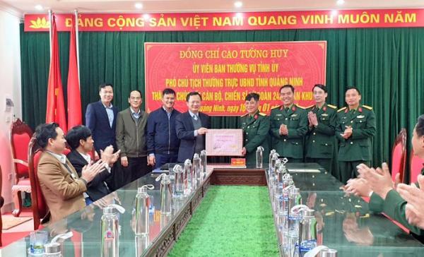 Phó Chủ tịch Thường trực UBND tỉnh Cao Tường Huy thăm, chúc Tết quân và dân huyện Vân Đồn