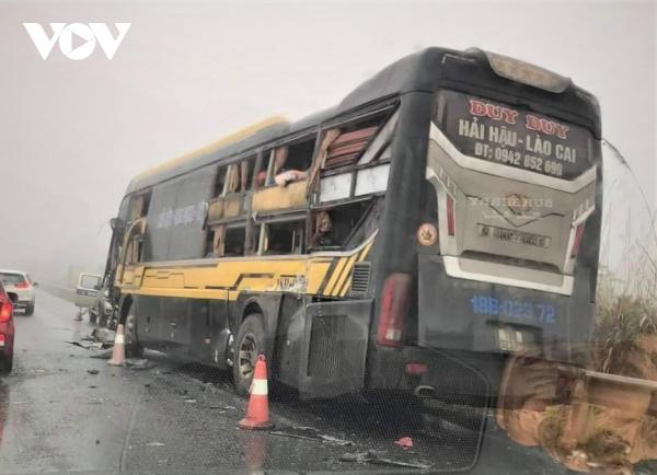 Xe tải và xe khách va chạm trên cao tốc ở Yên Bái, 1 người bị thương