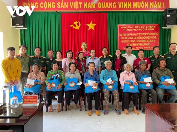 MTTQ TP HCM trao quà tết cho người nghèo tỉnh Long An