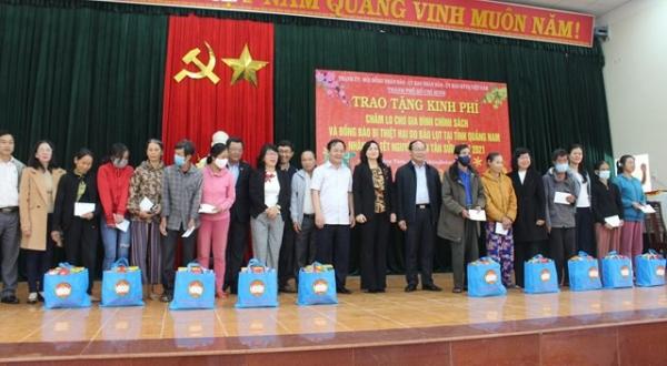 Quảng Nam: Đoàn công tác TP Hồ Chí Minh tặng 100 suất quà cho bà con huyện Phú Ninh