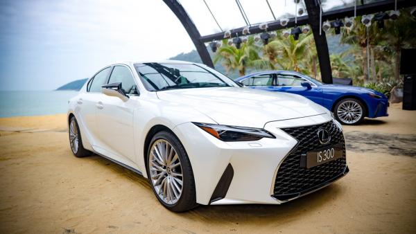 Xe sang Lexus IS 2021 “mở hàng” thị trường ô tô năm mới