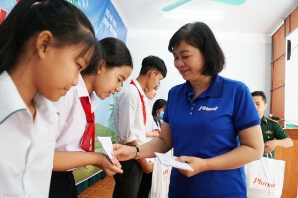Báo Phụ nữ TPHCM trao 100 học bổng cho học sinh nghèo ở Tây Ninh