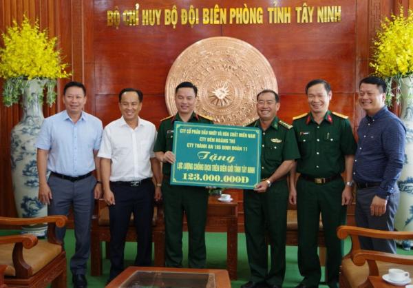 Tây Ninh: Tiếp nhận kinh phí, vật chất hỗ trợ lực lượng phòng, chống dịch Covid-19
