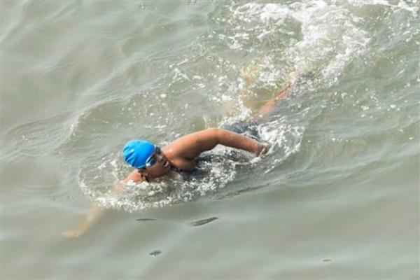 Bé gái Ấn Độ mắc chứng tự kỷ lập kỷ lục thế giới về bơi trên biển