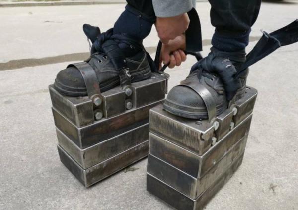 Người đàn ông đi ‘giày sắt’ nặng 150kg luyện sức khỏe